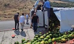 Virajı alamayan karpuz yüklü kamyonet yan yattı!
