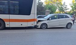 Eskişehir'de kaza: Otomobil belediye otobüsüne çarptı!