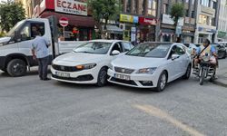 Şair Fuzuli Caddesi’nde kaza: İki otomobil çarpıştı!
