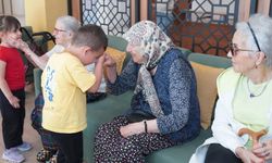 Eskişehir'de minikler büyükleriyle bayramlaştı