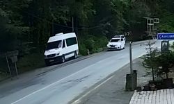Otomobil, düşen kayadan saniyelerle kurtuldu...
