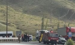 Tır ile otomobil çarpıştı: Ölü ve yaralılar var!