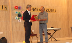 Kitap gelirini öğrencilere bağışladı