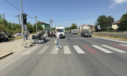 Yayaya yol veren otomobile çarpıp takla attı!