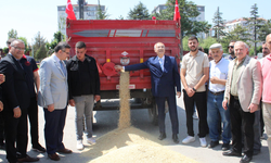 Eskişehir'de ilk arpa mahsulü bayram havasında teslim edildi