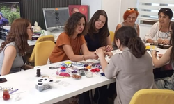 Öğrenciler takılarını kendisi yapıyor