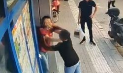 Marketin kadın kasiyerine yumruklu saldırı kamerada