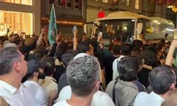 İstiklal Caddesi’nde toplanan grup, Leman dergisini protesto etti
