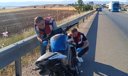 Bariyerlere çarpıp 30 metre sürüklenen motosikletin sürücüsü yaşamını yitirdi