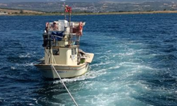 Makine arızası yaparak sürüklenen tekne kurtarıldı