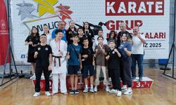 Eskişehirli sporcular karate turnuvasında kürsüden inmedi