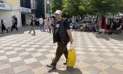Yıllardır sokak sokak dolaşıp kaset satmaya çalışıyor