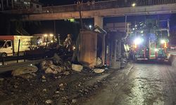 Kağıthane'de moloz yüklü hafriyat kamyonu devrildi: 1 yaralı