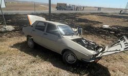 Kaza yapan otomobillerden biri alev aldı