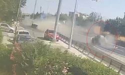 Bariyerlere saplanan otomobilin takla attığı feci kaza kamerada