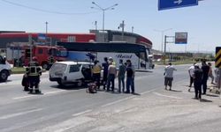 İki otomobil çarpıştı: 3 yaralı
