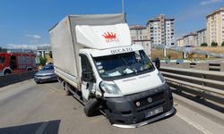 Kamyon ile otomobil çarpıştı