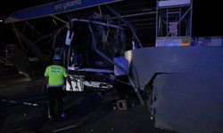Malatya'da kontrolden çıkan yolcu otobüsü oto yıkamaya daldı