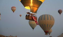 Sıcak hava balonları 15 Temmuz'da Türk bayrağı ve pankartlarla havalandı