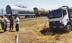 Elazığ’da tren kamyona çarptı