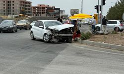 Kamyonet ile otomobil kafa kafaya çarpıştı: 2 yaralı