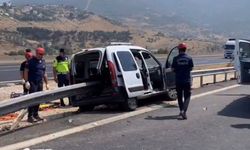 Hafif ticari araç bariyerlere ok gibi saplandı 2 kişi hayatını kaybetti