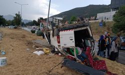 Yağmur nedeniyle kayganlaşan yolda minibüs devrildi: 1'i ağır 9 kişi yaralandı