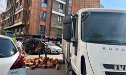 Eskişehir'de kamyondan düşen tuğlalar yolu kapattı