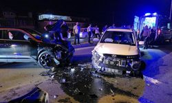 Karşı şeride geçen otomobil başka bir otomobile çarptı: 5 yaralı