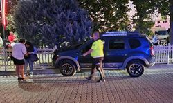 Fenalaşan sürücü demir korkuluklara çarptı