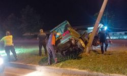 Elektrik direğine çarpan araç hurdaya döndü