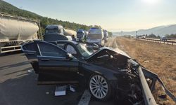 Önce kamyona sonra bariyere çarptı 5 yaralı