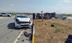 Kavşakta çarpışan iki otomobil hurdaya döndü: 5 yaralı