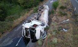 Sıcak asfalt yüklü tır devrildi