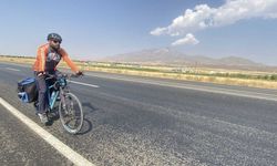 Mersinli bisikletçi Van Gölü için pedal çevirdi