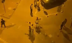 Gençler sokak ortasında birbirine girdi!