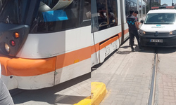ESGAZ aracı tramvaya çarptı: Seferlerde aksamalar yaşandı!
