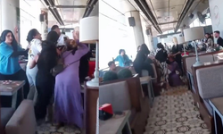 Kadınların kavgasında bardaklar havada uçuştu