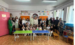 Derste ürettiklerini anaokulu öğrencilerine hediye ettiler