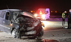 Duvara çarpıp yola savrulan otomobilin sürücüsü kurtarılamadı