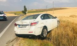 Viraja hızlı giren otomobil karşı yönden gelen iki tıra çarptı, facia kıl payı atlatıldı