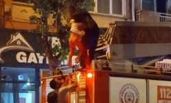 Muttalip Caddesinde yangın! İtfaiyeler vatandaşları kurtarıyor