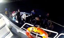 İzmir açıklarında sürüklenen lastik bottaki 3'ü çocuk 37 göçmen kurtarıldı