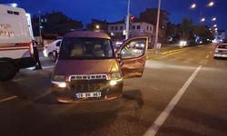 Hafif ticari araçla çarpışan motosikletin sürücüsü yaralandı
