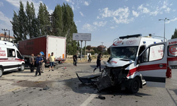Tır ile ambulans çarpıştı: 5 yaralı