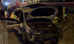 Makas atan araç kazaya sebep oldu: 2 otomobil yol ayrımındaki boşluğa düştü