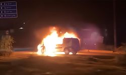 Ağaçlı Kavşağı’nda araç yangını, otombil dakikalar içinde küle döndü