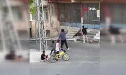 Arnavutköy’de sopalarla binaya saldırdılar: O anlar kamerada