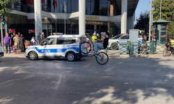 Eskişehir'de Zafer Bayramı kutlamalarında polisin gözü önünde bisikletiyle tek teker kaldırdı