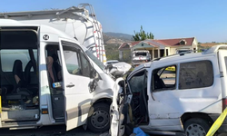 Servis aracı ticari araçla çarpıştı: Ölü ve yaralılar var